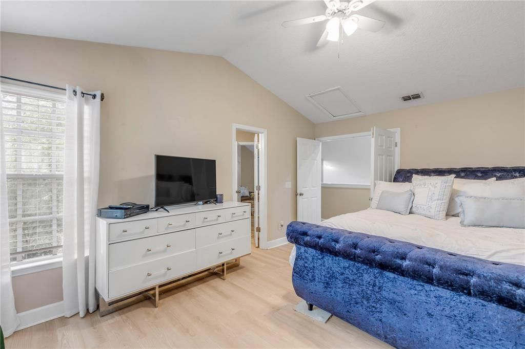 For Sale: $319,900 (2 beds, 2 baths, 1384 Square Feet)