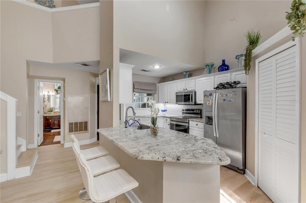 For Sale: $319,900 (2 beds, 2 baths, 1384 Square Feet)