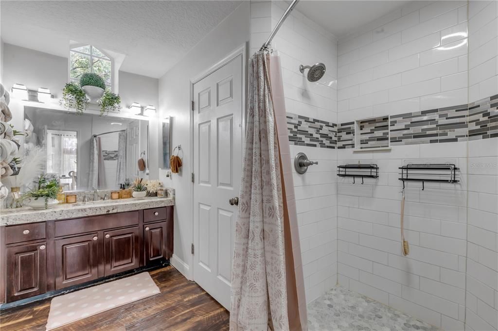 For Sale: $319,900 (2 beds, 2 baths, 1384 Square Feet)