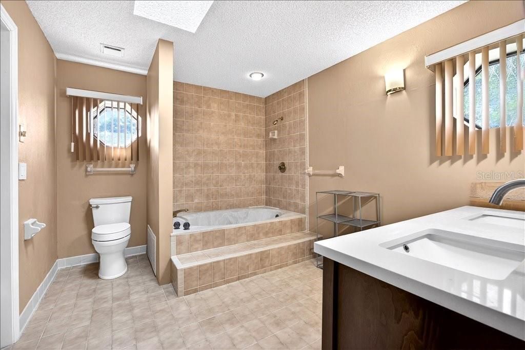 Activo con contrato: $350,000 (4 camas, 2 baños, 2139 Pies cuadrados)