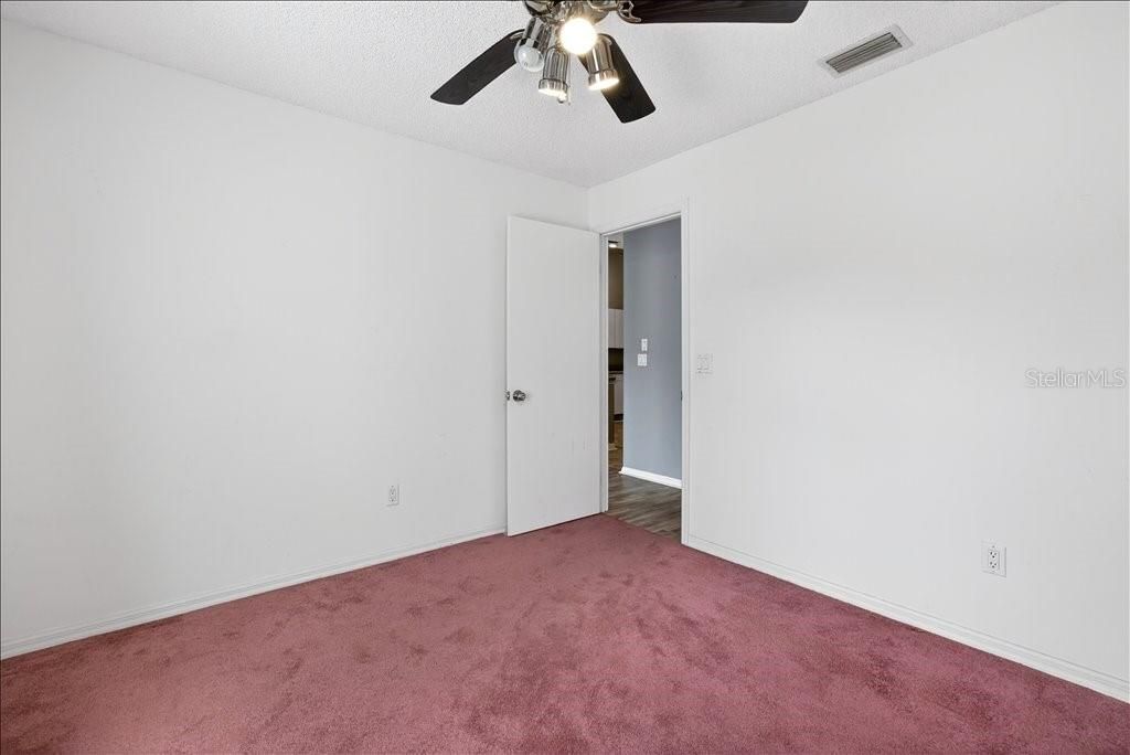 Activo con contrato: $350,000 (4 camas, 2 baños, 2139 Pies cuadrados)
