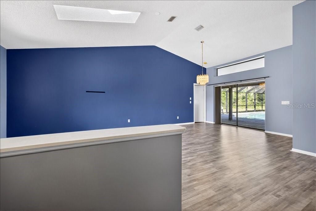 Activo con contrato: $350,000 (4 camas, 2 baños, 2139 Pies cuadrados)