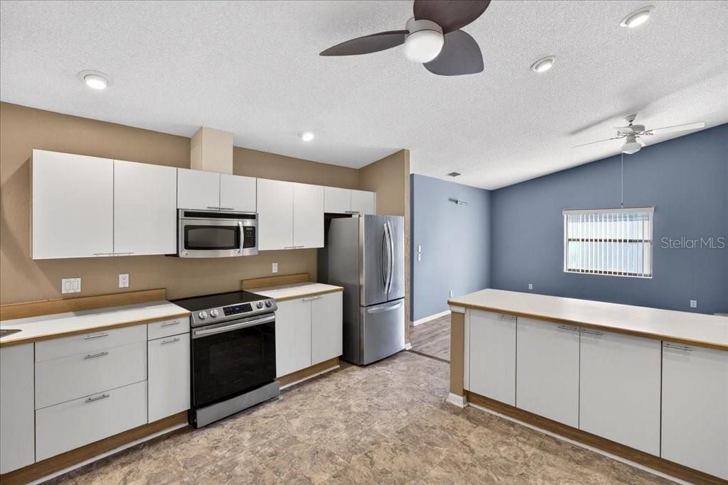 Activo con contrato: $350,000 (4 camas, 2 baños, 2139 Pies cuadrados)
