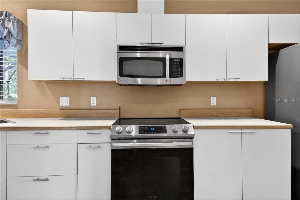 Activo con contrato: $350,000 (4 camas, 2 baños, 2139 Pies cuadrados)