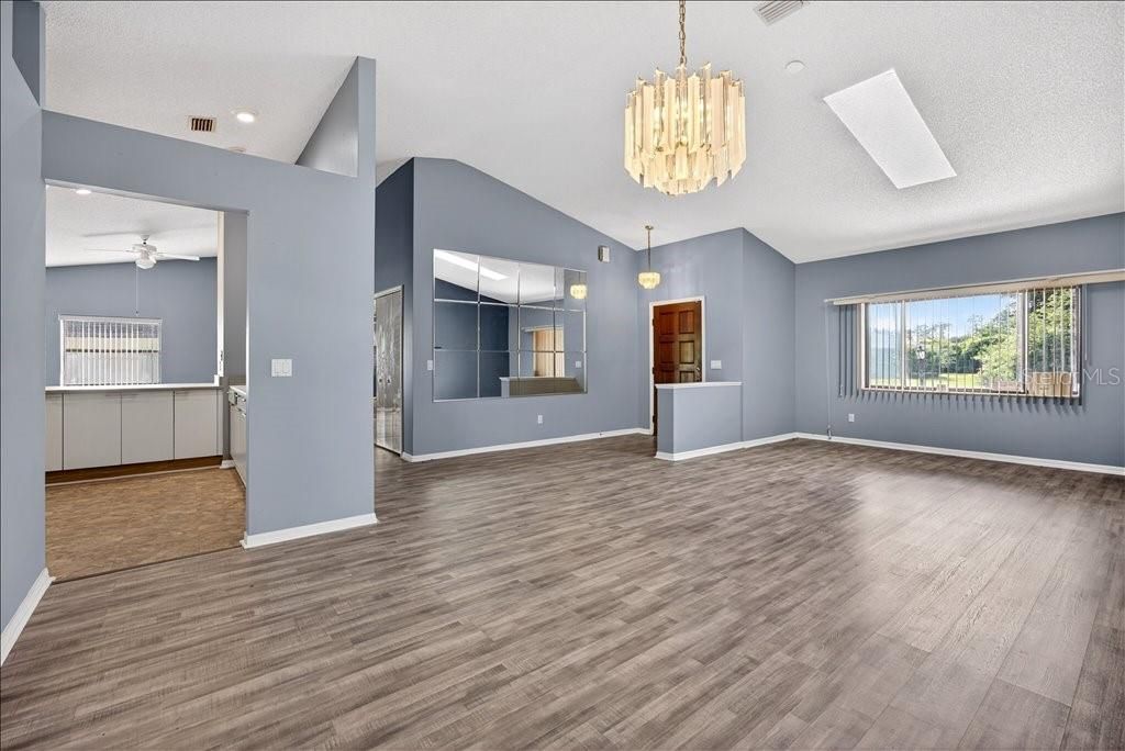 Activo con contrato: $350,000 (4 camas, 2 baños, 2139 Pies cuadrados)