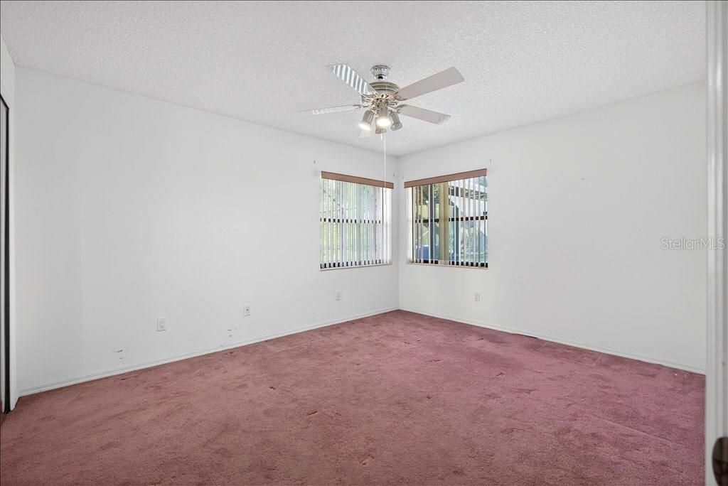 Activo con contrato: $350,000 (4 camas, 2 baños, 2139 Pies cuadrados)