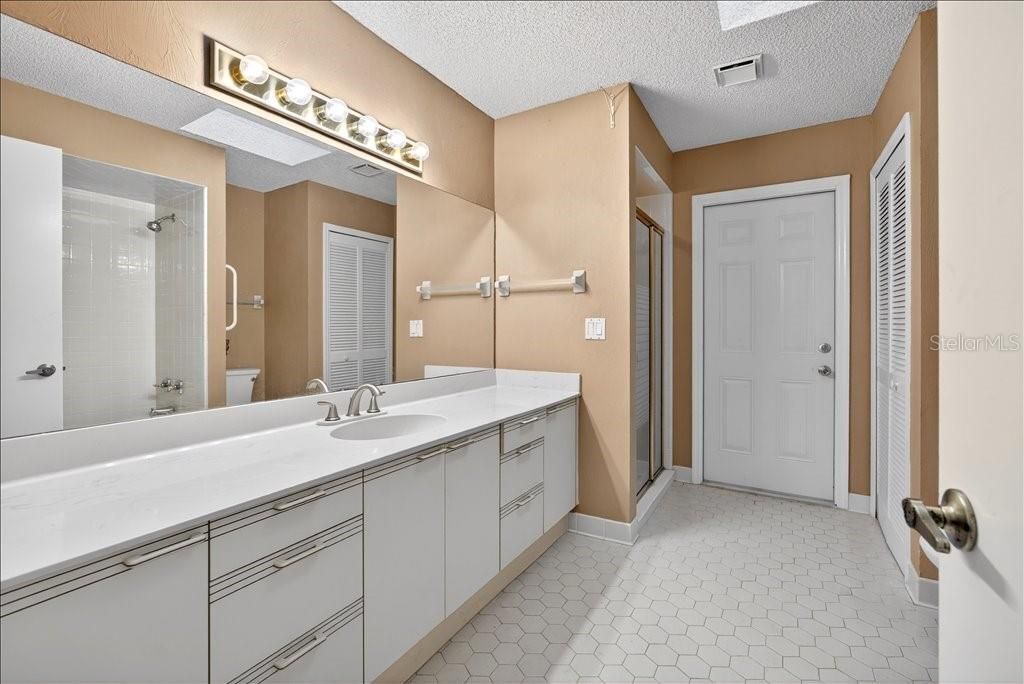 Activo con contrato: $350,000 (4 camas, 2 baños, 2139 Pies cuadrados)