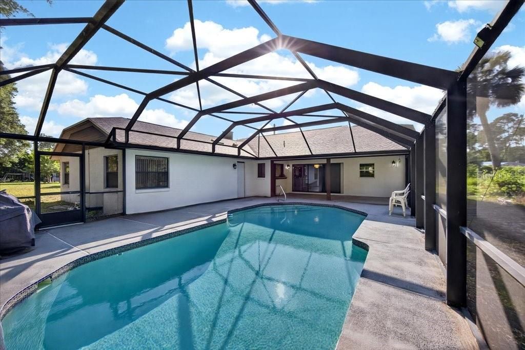 Activo con contrato: $350,000 (4 camas, 2 baños, 2139 Pies cuadrados)