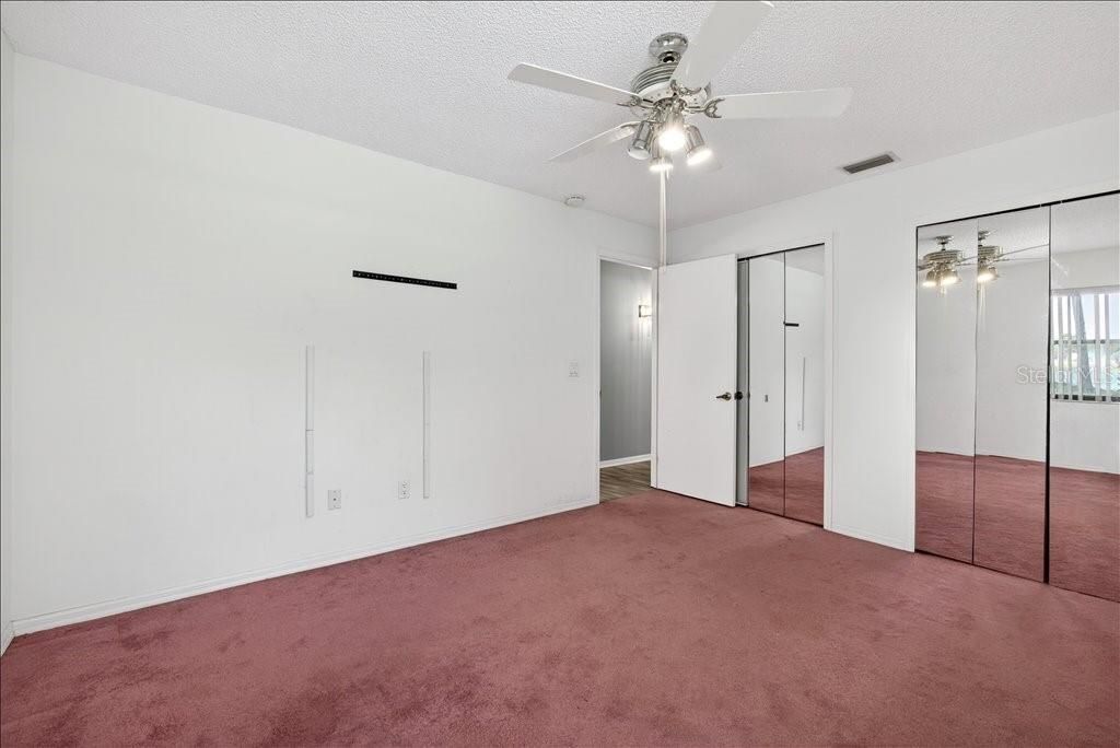 Activo con contrato: $350,000 (4 camas, 2 baños, 2139 Pies cuadrados)