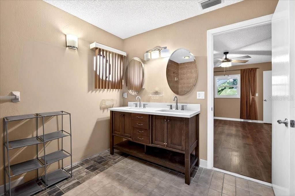Activo con contrato: $350,000 (4 camas, 2 baños, 2139 Pies cuadrados)