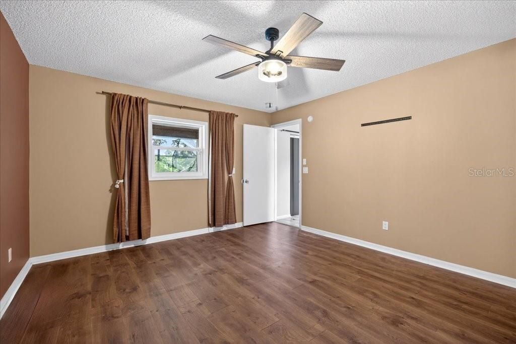 Activo con contrato: $350,000 (4 camas, 2 baños, 2139 Pies cuadrados)