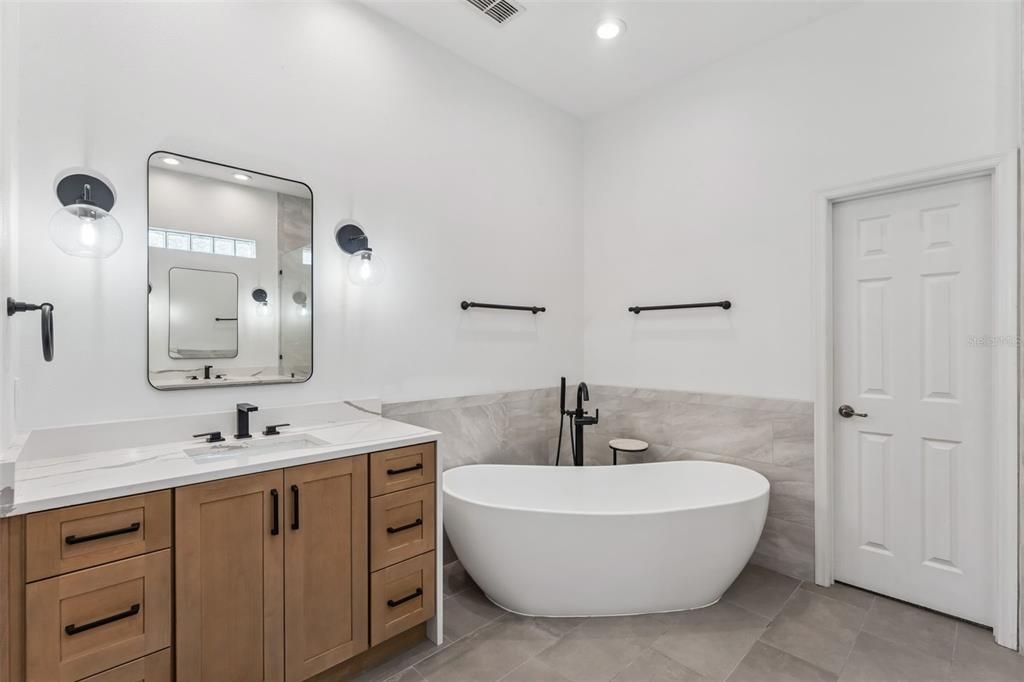 Activo con contrato: $875,000 (4 camas, 3 baños, 2993 Pies cuadrados)