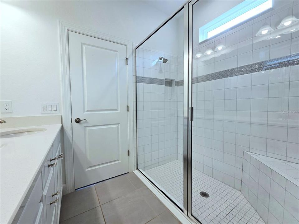 Activo con contrato: $1,950 (2 camas, 2 baños, 1365 Pies cuadrados)