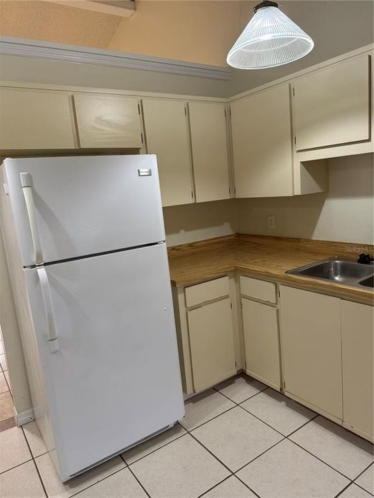 На продажу: $205,000 (2 спален, 2 ванн, 930 Квадратных фут)