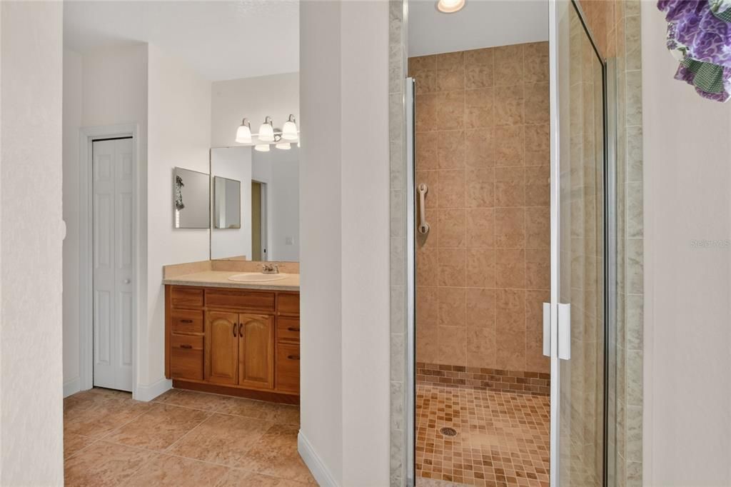 Activo con contrato: $425,000 (2 camas, 2 baños, 2222 Pies cuadrados)