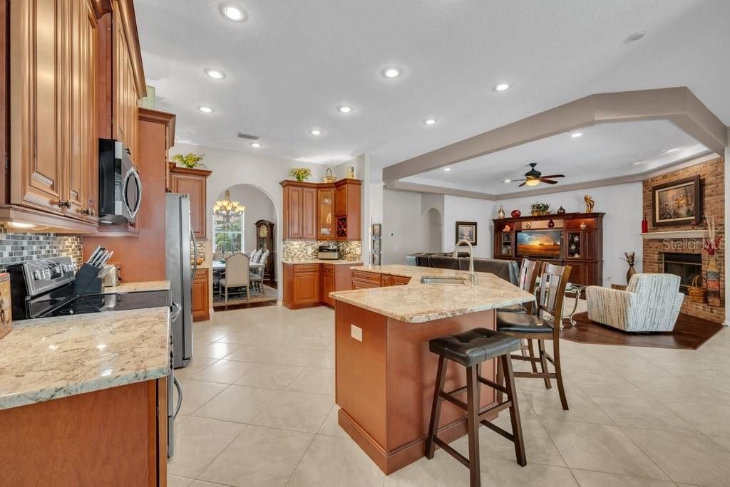 Activo con contrato: $785,000 (5 camas, 3 baños, 3340 Pies cuadrados)