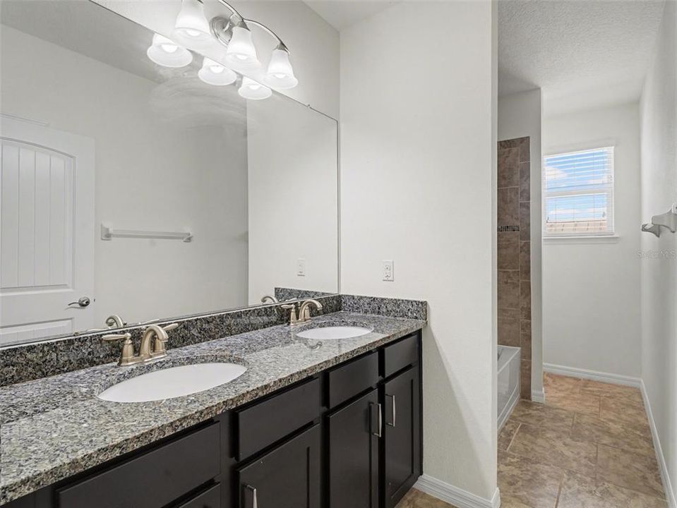 En Venta: $759,999 (4 camas, 2 baños, 2706 Pies cuadrados)