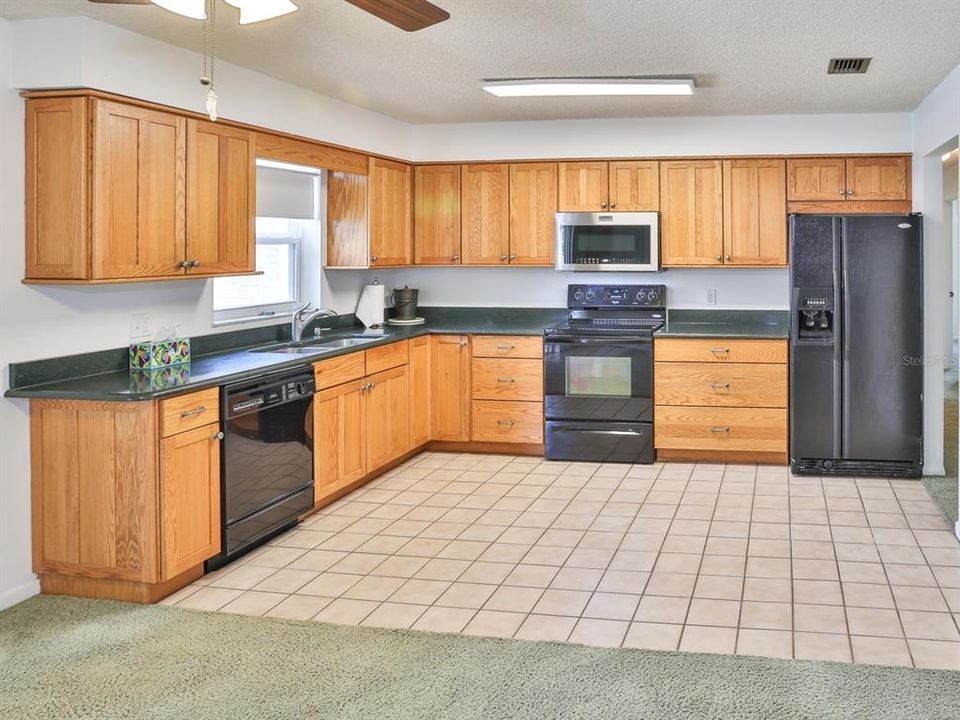 Active With Contract: $275,900 (3 beds, 2 baths, 1462 Square Feet)