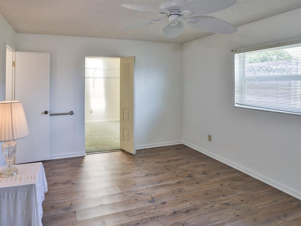Active With Contract: $275,900 (3 beds, 2 baths, 1462 Square Feet)