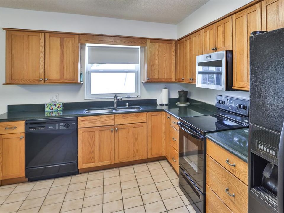 Active With Contract: $275,900 (3 beds, 2 baths, 1462 Square Feet)