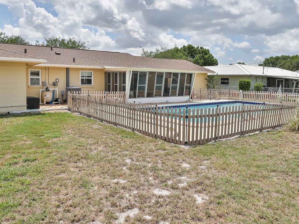 Active With Contract: $275,900 (3 beds, 2 baths, 1462 Square Feet)