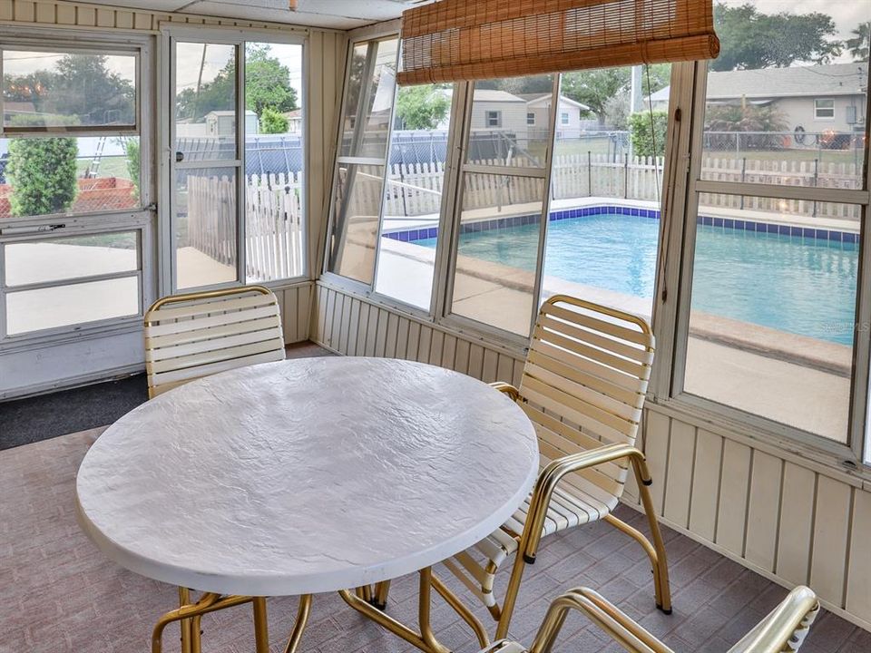 Active With Contract: $275,900 (3 beds, 2 baths, 1462 Square Feet)