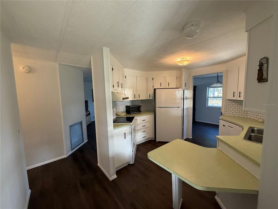 For Sale: $99,900 (2 beds, 2 baths, 960 Square Feet)