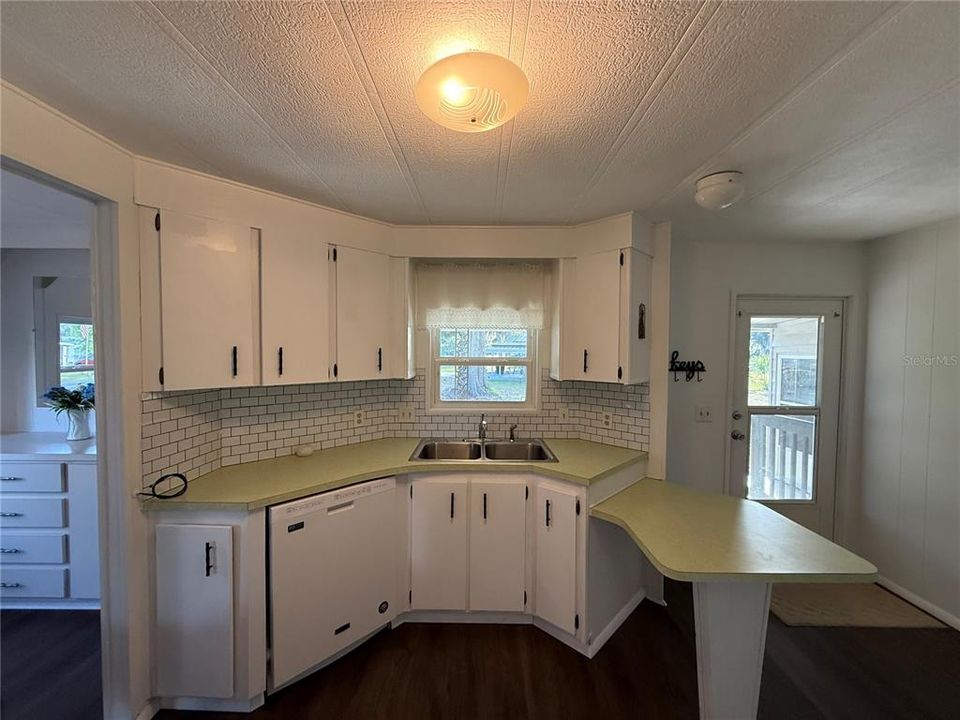For Sale: $99,900 (2 beds, 2 baths, 960 Square Feet)