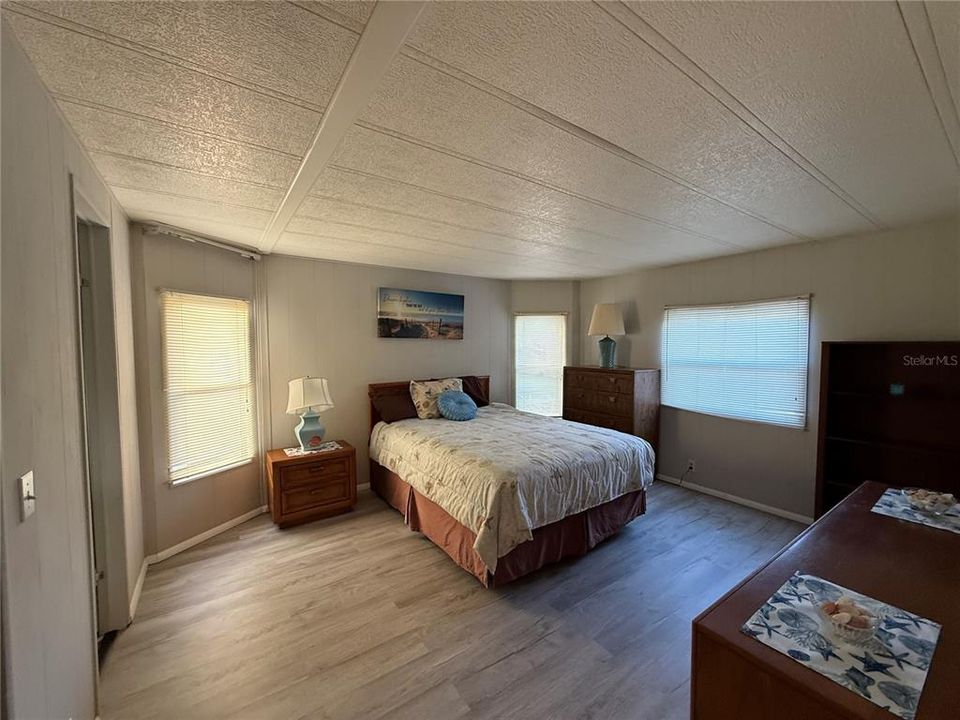 For Sale: $99,900 (2 beds, 2 baths, 960 Square Feet)