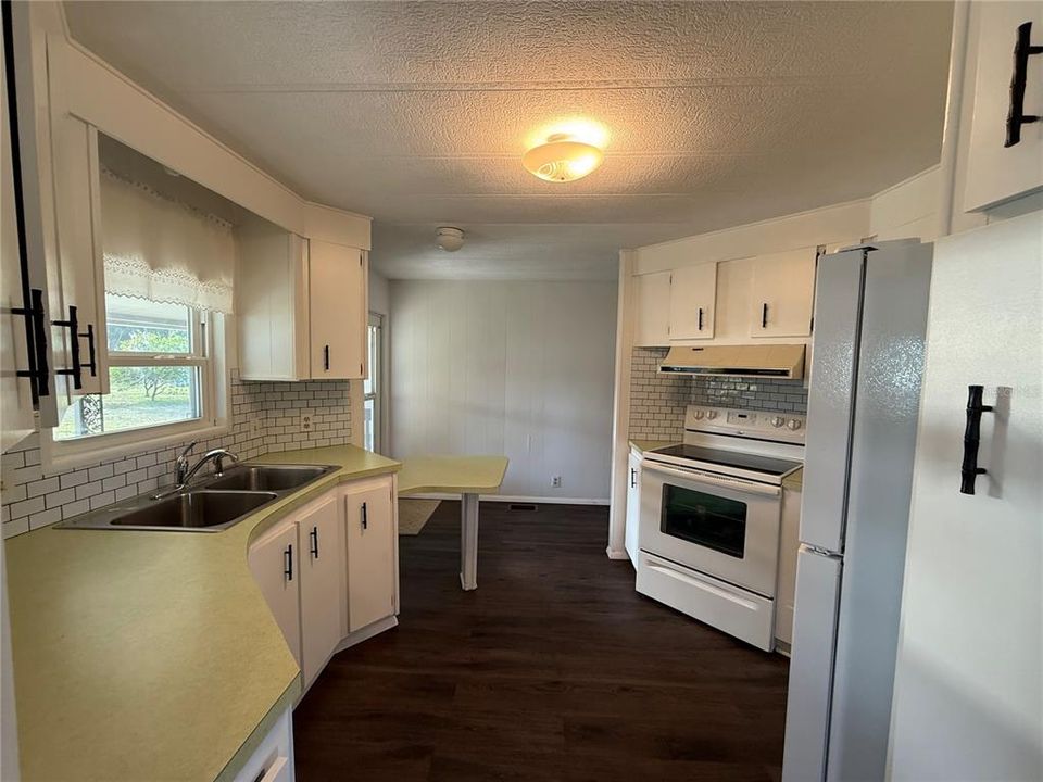 For Sale: $99,900 (2 beds, 2 baths, 960 Square Feet)