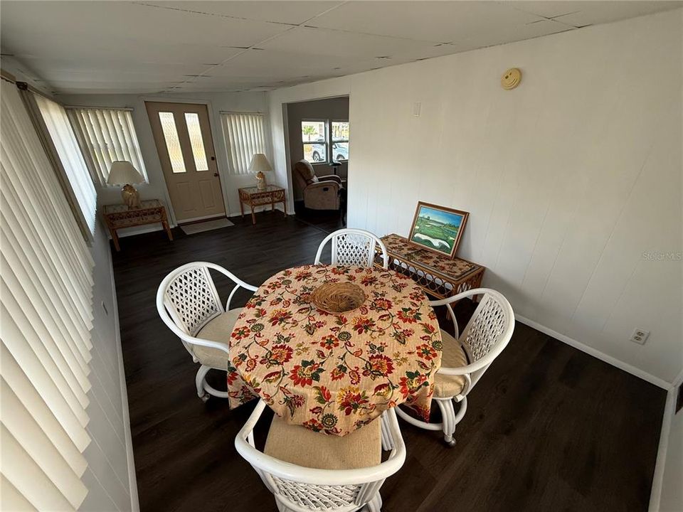 For Sale: $99,900 (2 beds, 2 baths, 960 Square Feet)