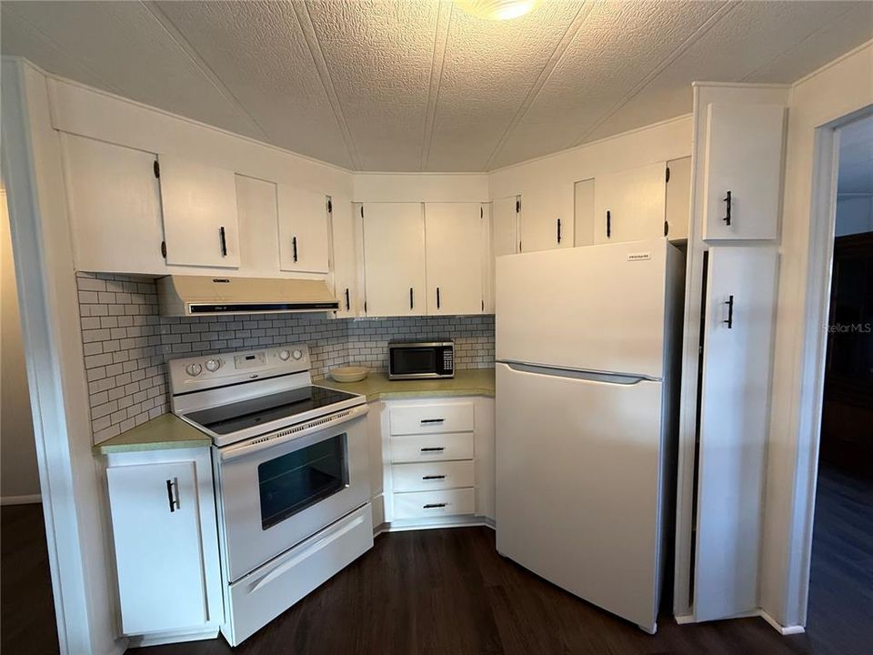 For Sale: $99,900 (2 beds, 2 baths, 960 Square Feet)