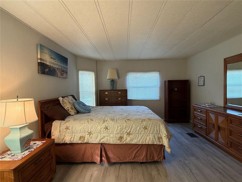 For Sale: $99,900 (2 beds, 2 baths, 960 Square Feet)