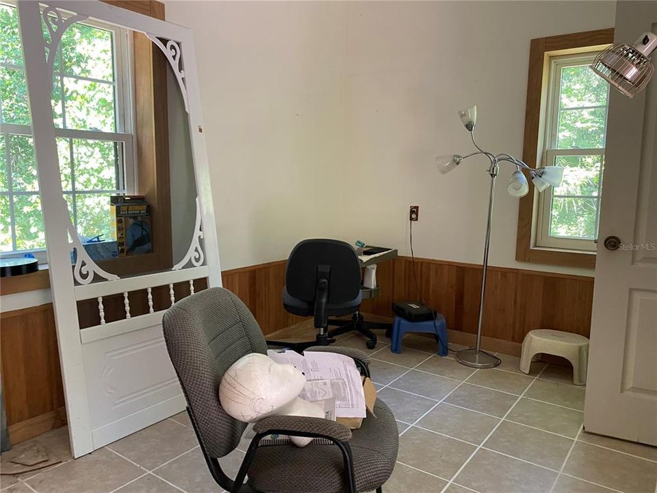 For Sale: $399,000 (1 beds, 1 baths, 1994 Square Feet)