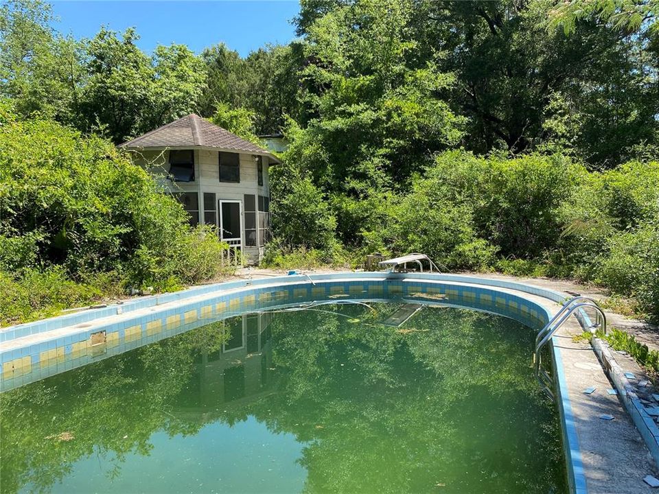 For Sale: $399,000 (1 beds, 1 baths, 1994 Square Feet)