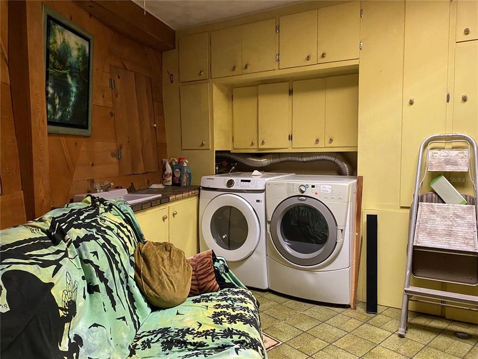 For Sale: $399,000 (1 beds, 1 baths, 1994 Square Feet)
