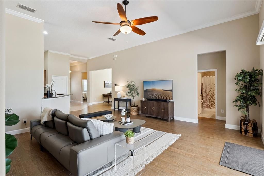 Activo con contrato: $539,000 (4 camas, 3 baños, 2179 Pies cuadrados)