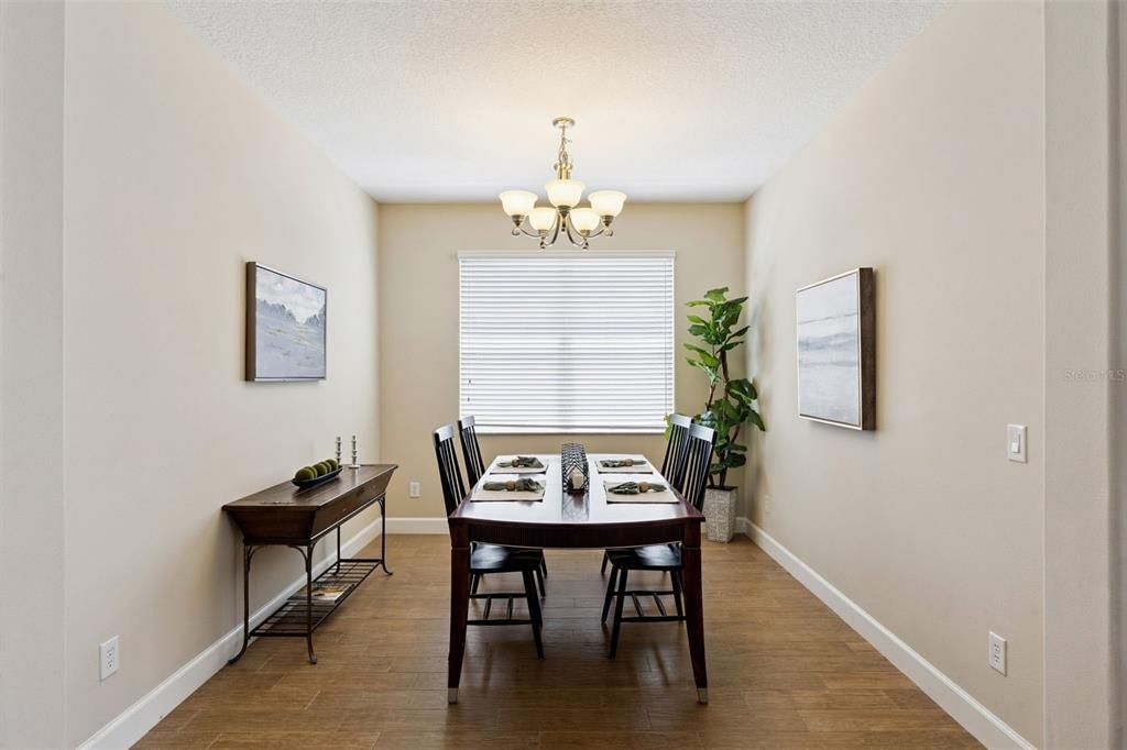 Activo con contrato: $539,000 (4 camas, 3 baños, 2179 Pies cuadrados)