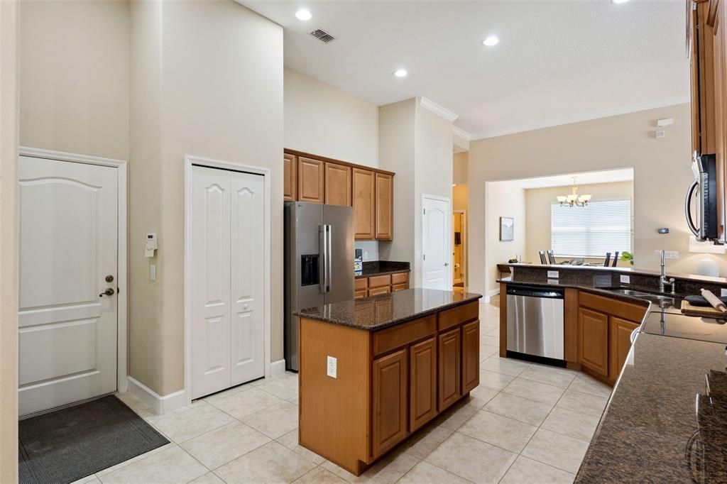 Activo con contrato: $539,000 (4 camas, 3 baños, 2179 Pies cuadrados)