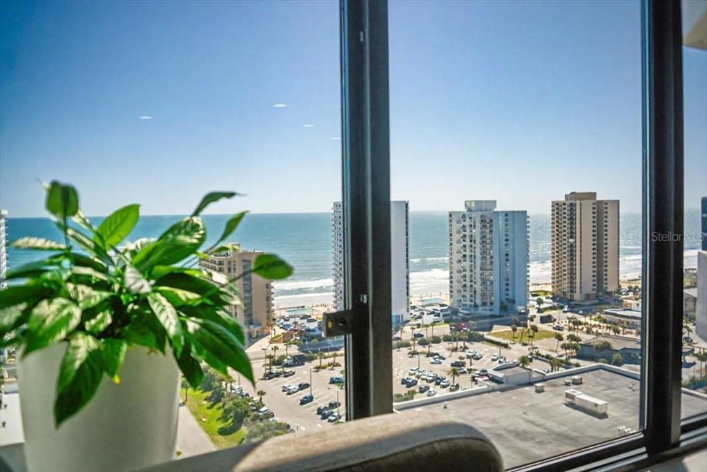 Active With Contract: $157,000 (1 beds, 1 baths, 1010 Square Feet)