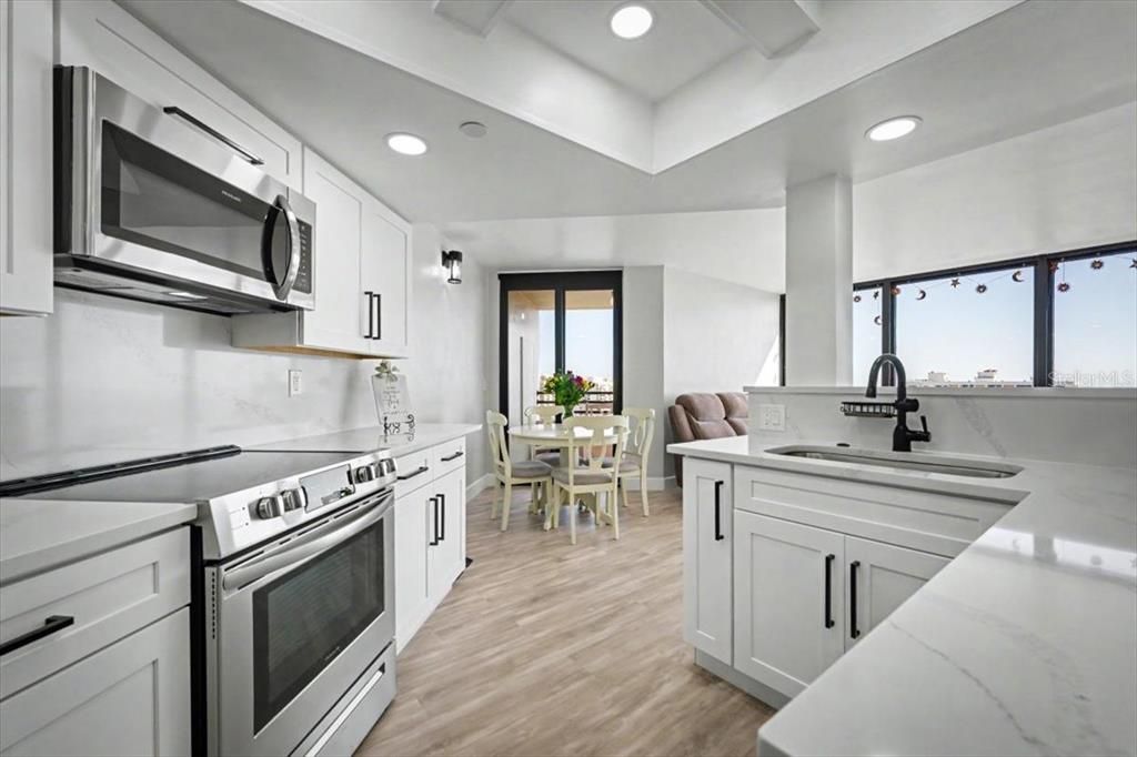 Active With Contract: $157,000 (1 beds, 1 baths, 1010 Square Feet)