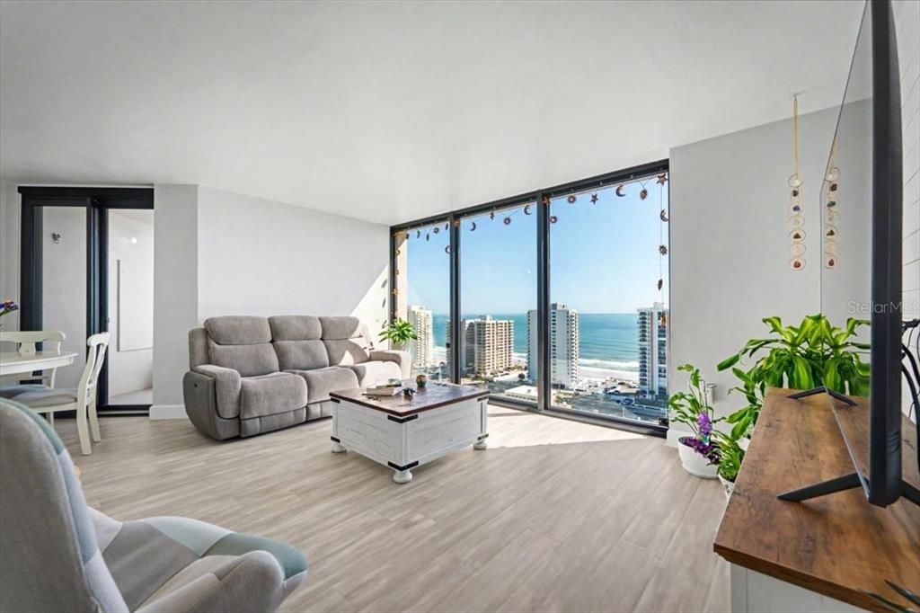Active With Contract: $157,000 (1 beds, 1 baths, 1010 Square Feet)