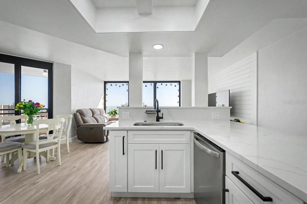 Active With Contract: $157,000 (1 beds, 1 baths, 1010 Square Feet)