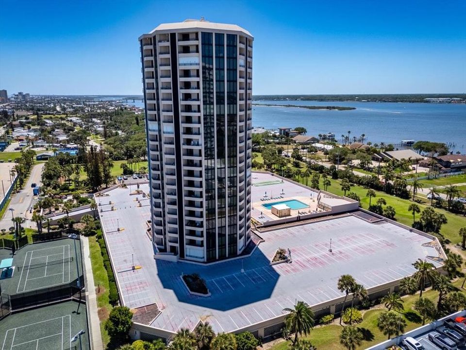Active With Contract: $157,000 (1 beds, 1 baths, 1010 Square Feet)