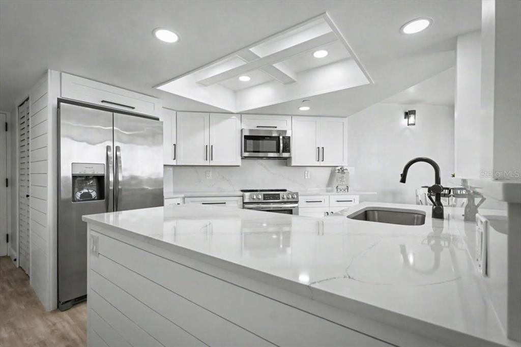 Active With Contract: $157,000 (1 beds, 1 baths, 1010 Square Feet)