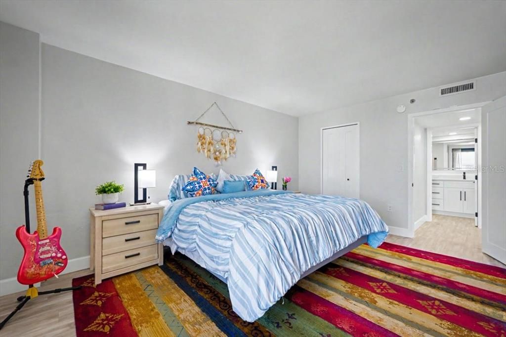 Active With Contract: $157,000 (1 beds, 1 baths, 1010 Square Feet)
