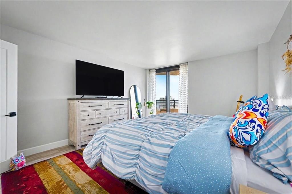 Active With Contract: $157,000 (1 beds, 1 baths, 1010 Square Feet)