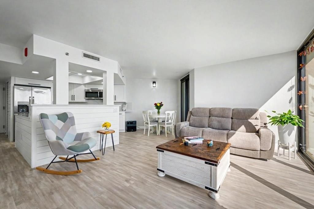 Active With Contract: $157,000 (1 beds, 1 baths, 1010 Square Feet)