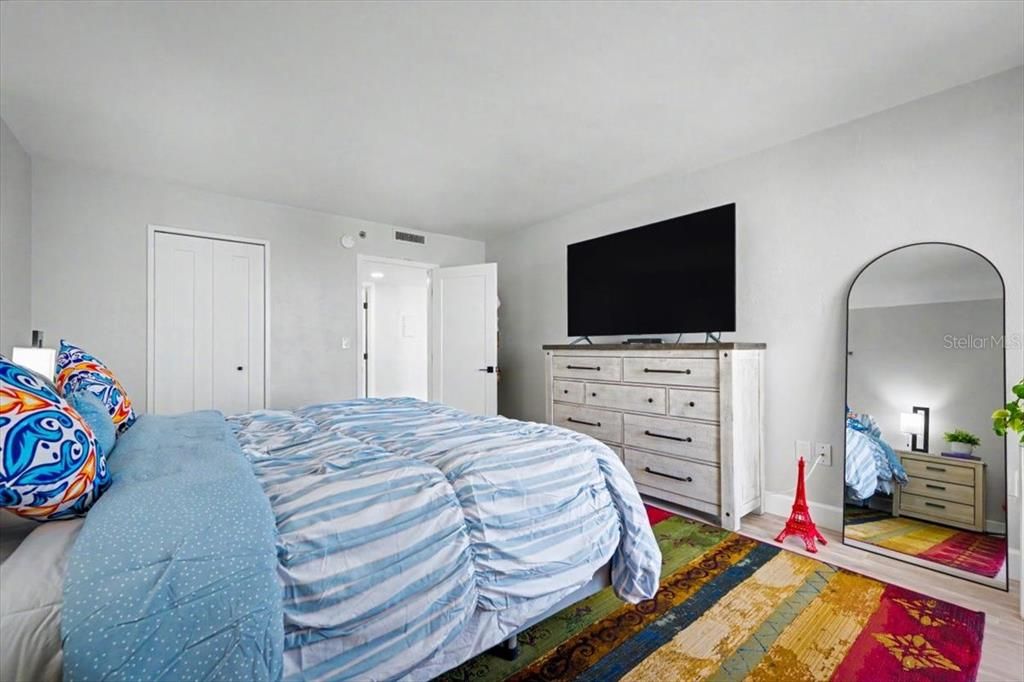 Active With Contract: $157,000 (1 beds, 1 baths, 1010 Square Feet)