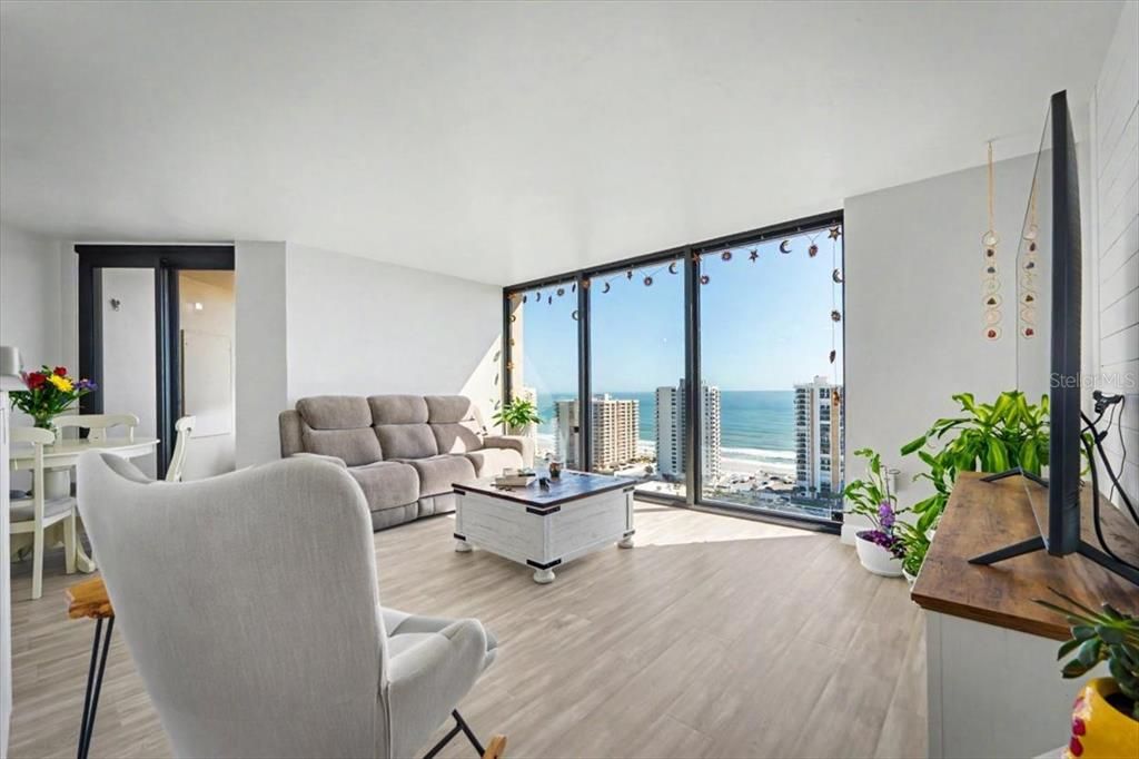 Active With Contract: $157,000 (1 beds, 1 baths, 1010 Square Feet)